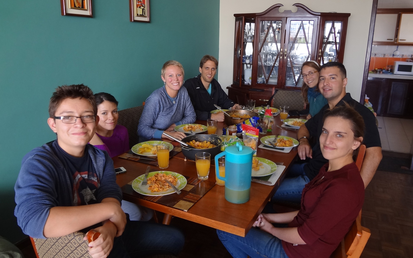 Spanish students enjoying breakfast with their Ecuadorian Family